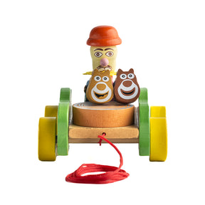 Дървена играчка представляваща количка със седнал в нея палячо. Количката е с  въженце за дърпане. При движение краката на палячото се местят и "барабанят". Изработена от дърво, бои на водна основа, размери 13х9х8 см 