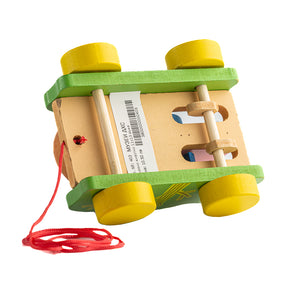 Дървена играчка представляваща количка със седнал в нея палячо. Количката е с  въженце за дърпане. При движение краката на палячото се местят и "барабанят". Изработена от дърво, бои на водна основа, размери 13х9х8 см 